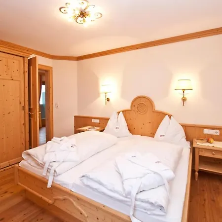 Отель Erlebnisgut & Reiterhof Oberhabach 3*